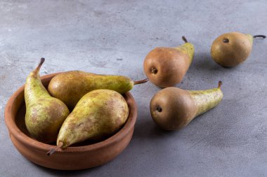 Gri arka planda taze olgun armutlar