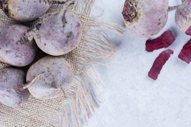 Gri masada taze organik mor pancar kökleri