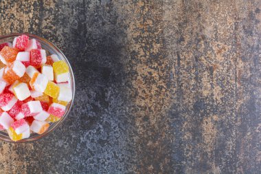 Masada çok renkli jöle şekerlemeleri var.