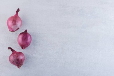 Mutfak masasında olgun organik soğanlar. 