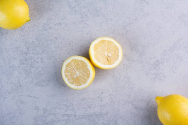 Gri arka planda taze sarı limonlar  