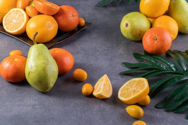 Gri arka planda taze meyveler