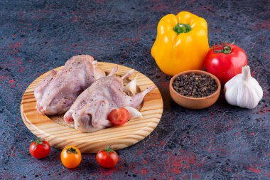 Pişirmek için malzemeli çiğ tavuk eti.