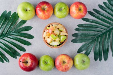 Mutfak masasında taze elmalar. Metin için boş alan.