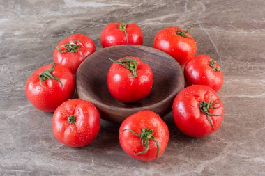 Kiktchen masa arkasında taze domatesler 