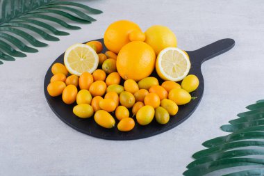 Gri arka planda taze meyveler