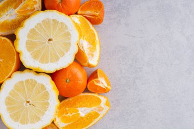 Mutfak masasında taze meyve var. Metin için boş alan.