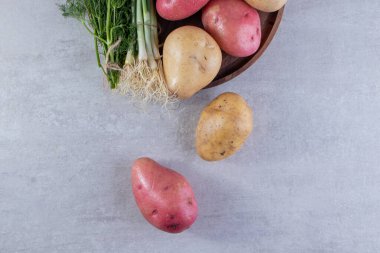 Gri arka planda taze organik patates 