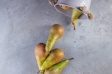 Gri arka planda taze olgun armutlar