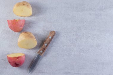 Gri arka planda taze organik patates.