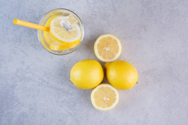 Gri arka planda taze sarı limonlar 