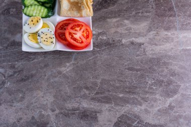 Gri arka planda yemek pişirmek için malzemeler. en üstteki görünüm. 