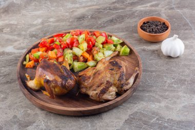 Mutfak masasında sebze ve baharatlı ızgara tavuk eti. 