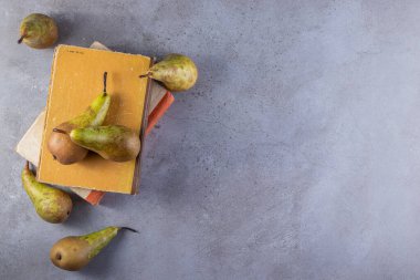 Gri arka planda taze olgun armutlar