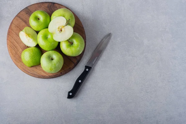 Pommes Fraîches Mûres Sur Fond Gris — Photo