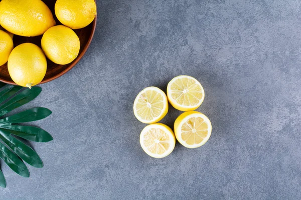 Gri arka planda taze sarı limonlar 