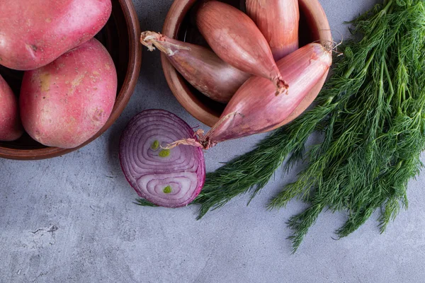 Gri arka planda taze sebzeler. en üstteki görünüm.