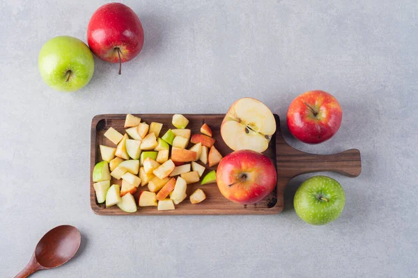 Mutfak masasında taze elmalar. Metin için boş alan. 