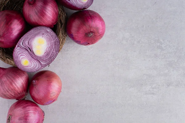 Mutfak masasında kırmızı soğan.