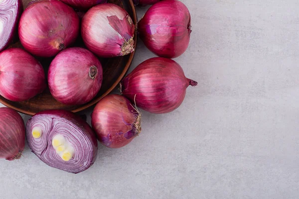 Mutfak masasında kırmızı soğan.