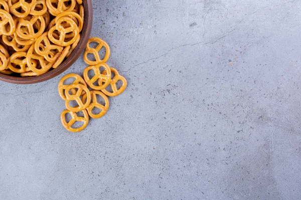 Mutfak masasında tuzlu krakerler.