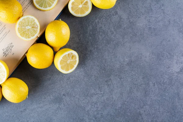 Gri arka planda taze sarı limonlar  