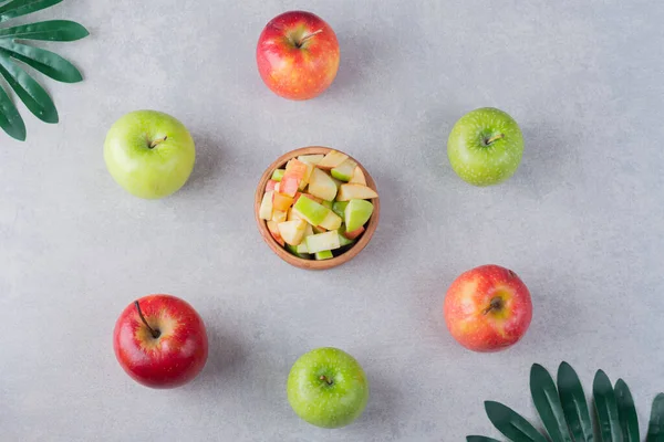 Gri arkaplanda olgun elmalar, yakın görünüm