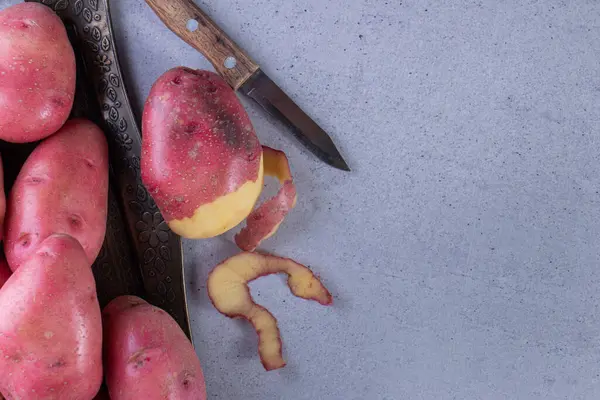 Mutfak masasında çiğ organik patates..