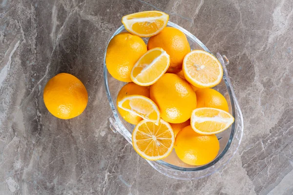 Mutfak masasında taze portakallar, sağlıklı beslenme konsepti.