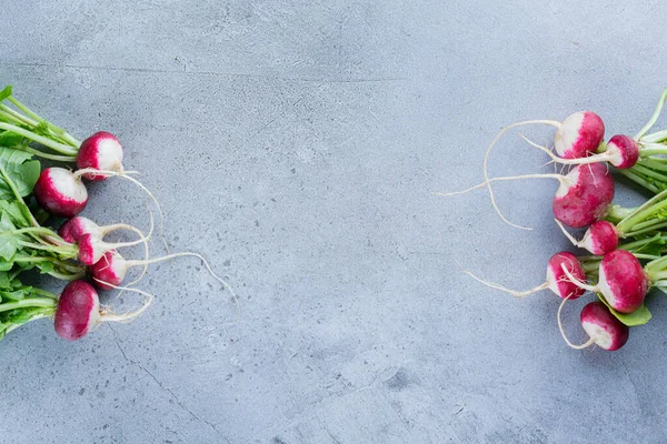 Mutfak masasında taze organik turplar.  