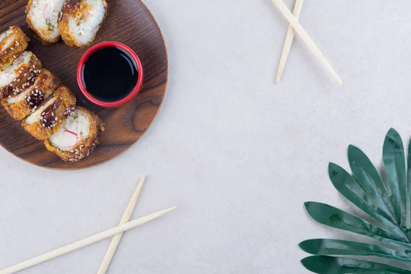 Nefis suşi. Japon yemekleri konsepti.