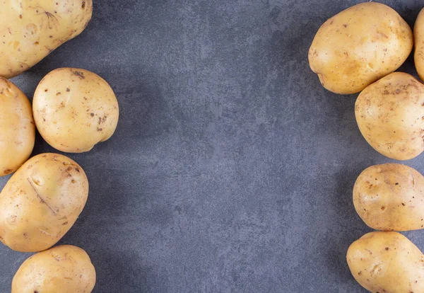 Mutfak masasında çiğ organik patates..