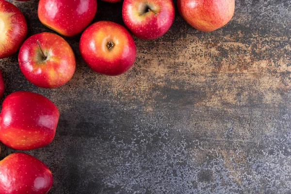 Siyah arka planda kırmızı elmalar. en üstteki görünüm.