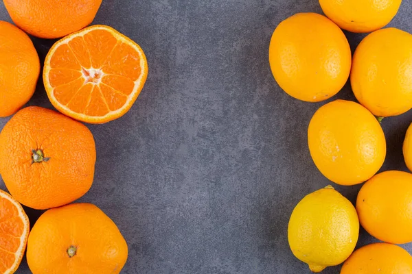 Mutfak masasında taze portakallar, sağlıklı beslenme konsepti.
