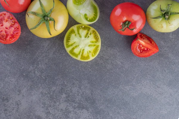 Mutfak masasında taze domatesler. 