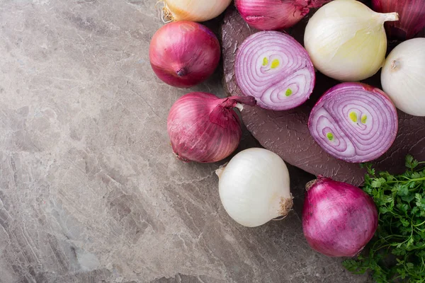 Mutfak masasında olgun organik soğanlar. 