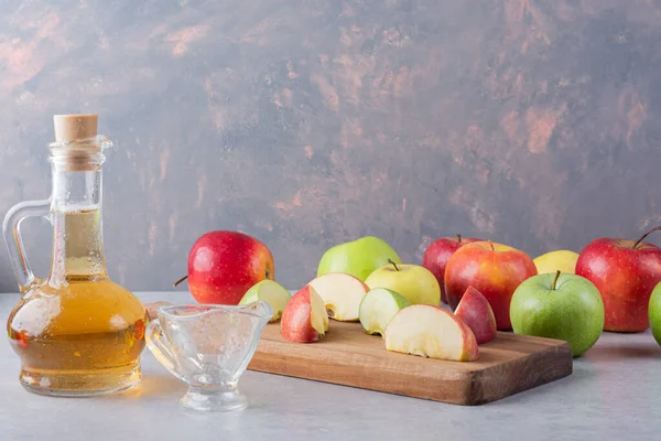 Gri arkaplanda olgun elmalar, yakın görünüm