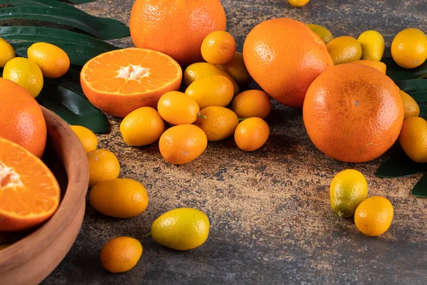 Kumquats Maduros Frescos Tangerinas Fundo Cinza — Fotografia de Stock