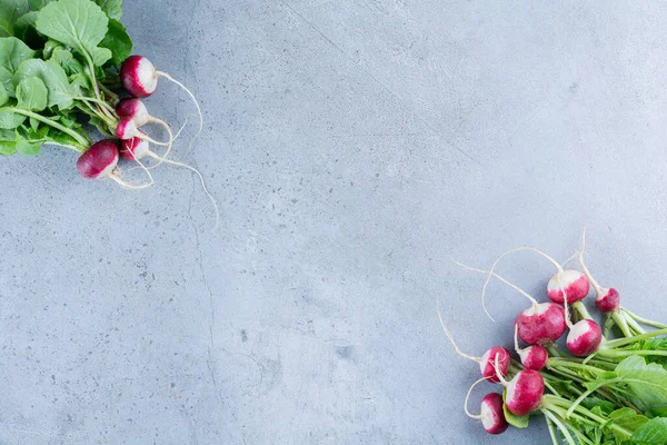 Mutfak masasında taze organik turplar