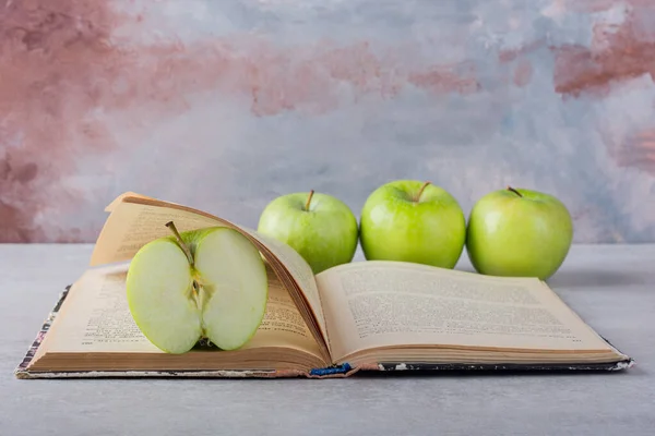 Manzanas Frescas Libro Mesa Cocina Espacio Libre Para Texto — Foto de Stock