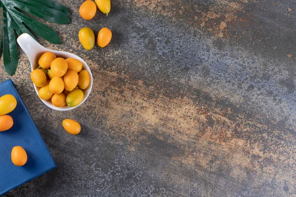 Taze kumkatlar ve yeşil yaprak.