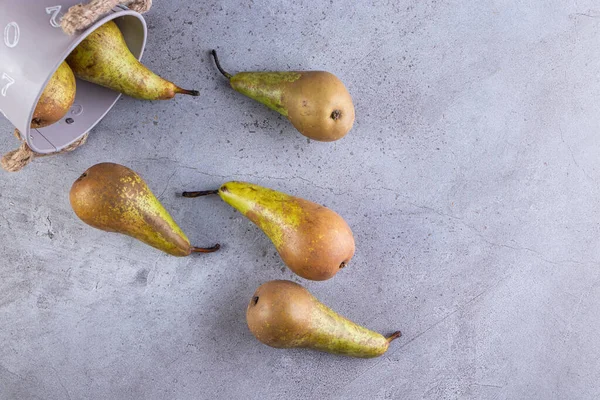 Gri arka planda taze olgun armutlar