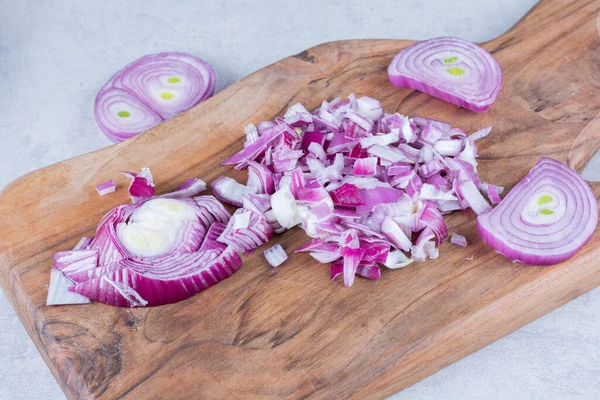 Mutfak masasında olgun organik soğanlar. 