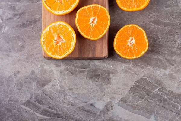 Mutfak masasında taze portakallar, sağlıklı beslenme konsepti.