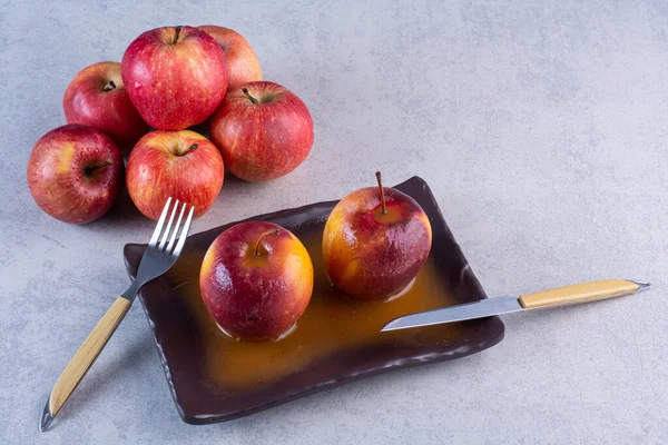 Čerstvá Pečená Jablka Vidličkou Nožem Šedém Pozadí — Stock fotografie