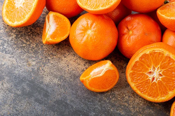 Frische Reife Orangen Auf Dem Küchentisch — Stockfoto