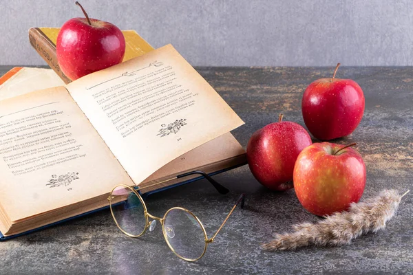 Manzanas Rojas Libro Sobre Fondo Gris — Foto de Stock