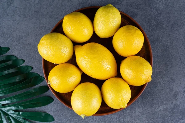 Gri arka planda taze sarı limonlar 