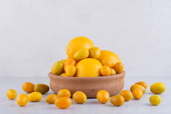 灰色の背景に新鮮な熟した果実 — ストック写真