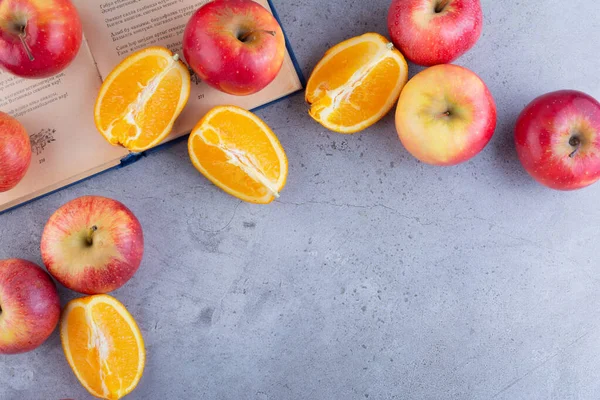 Frutas Frescas Maduras Sobre Fondo Gris — Foto de Stock